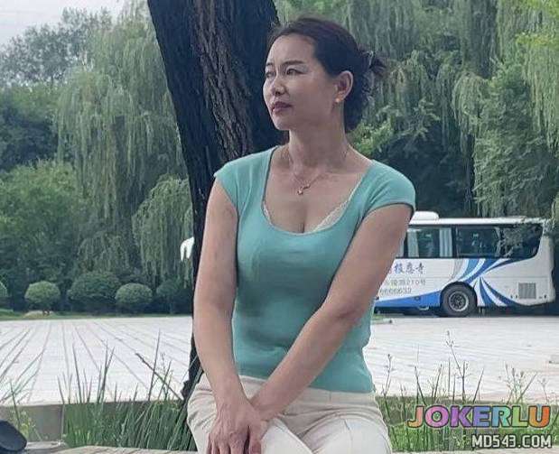  老爸说他出差去了妈妈在家里被我操成了母狗